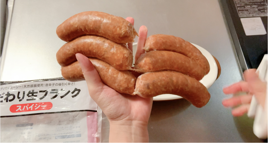 こだわり生フランク(スパイシー)をカットしている様子