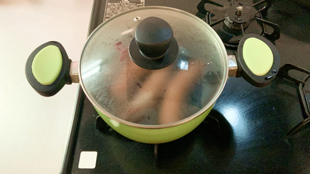 こだわり生フランク(スパイシー)をボイルしている様子