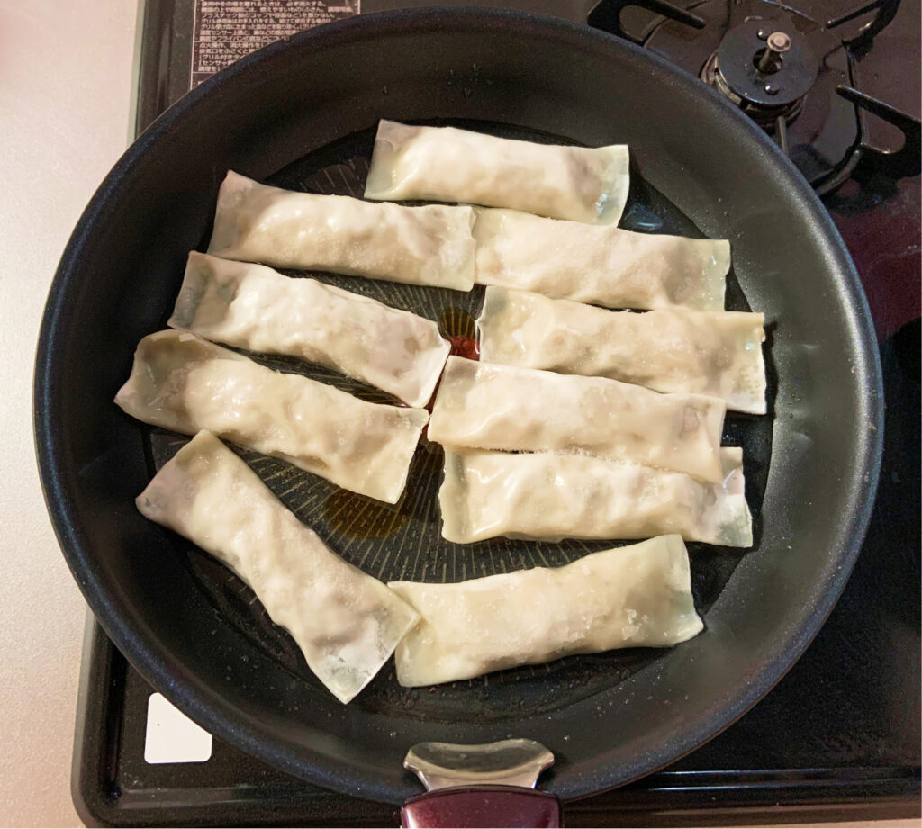 鉄板焼き棒餃子を焼く様子